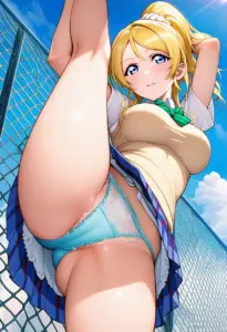 屋上にいる夏服姿の絢瀬絵里のパンチラ