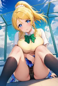 屋上にいる夏服姿の絢瀬絵里の座りパンチラ