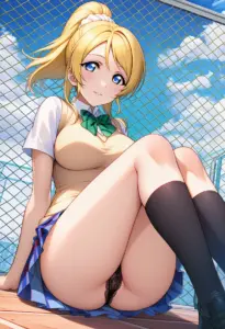 屋上にいる夏服姿の絢瀬絵里の座りパンチラ