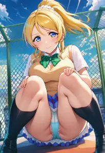 屋上にいる夏服姿の絢瀬絵里の座りパンチラ