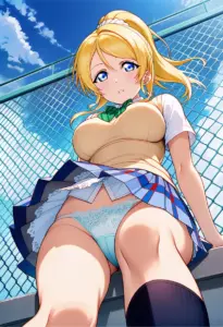 屋上にいる夏服姿の絢瀬絵里の座りパンチラ