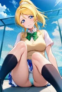 屋上にいる夏服姿の絢瀬絵里の座りパンチラ