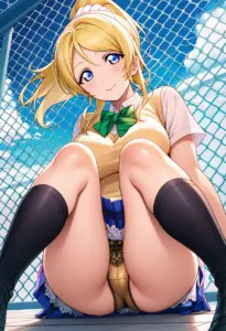 屋上にいる夏服姿の絢瀬絵里の座りパンチラ