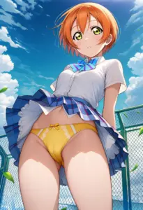 屋上にいる夏服姿の星空凛のパンチラ