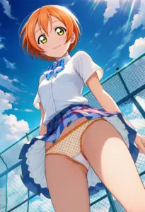 屋上にいる夏服姿の星空凛のパンチラ