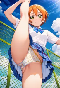 屋上にいる夏服姿の星空凛のパンチラ