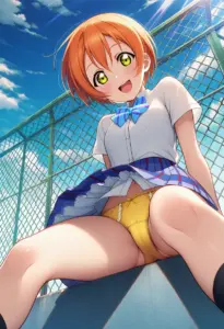 屋上にいる夏服姿の星空凛の座りパンチラ