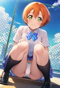 屋上にいる夏服姿の星空凛の座りパンチラ