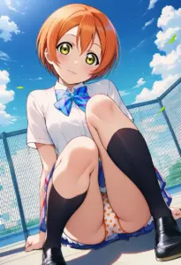 屋上にいる夏服姿の星空凛の座りパンチラ