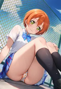 屋上にいる夏服姿の星空凛の座りパンチラ