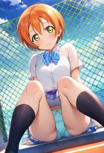 屋上にいる夏服姿の星空凛の座りパンチラ