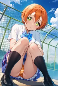 屋上にいる夏服姿の星空凛の座りパンチラ