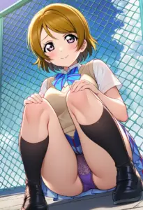 屋上にいる夏服姿の小泉花陽の座りパンチラ