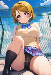 屋上にいる夏服姿の小泉花陽の座りパンチラ