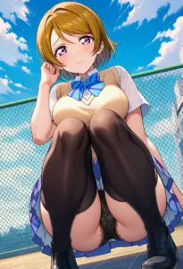 屋上にいる夏服姿の小泉花陽の座りパンチラ