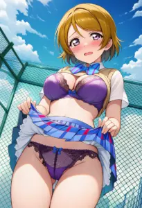 屋上で下着を露出させられる夏服姿の小泉花陽