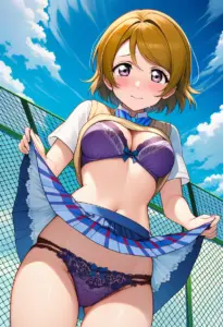 屋上で下着を露出させられる夏服姿の小泉花陽