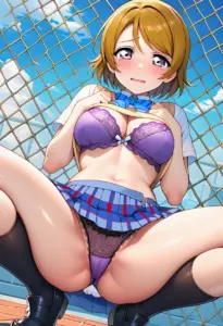 屋上で下着を露出させられる夏服姿の小泉花陽