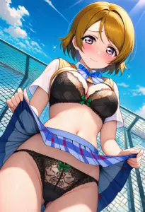 屋上で下着を露出させられる夏服姿の小泉花陽