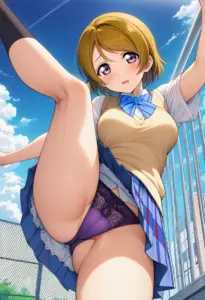 屋上にいる夏服姿の小泉花陽のパンチラ