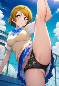 屋上にいる夏服姿の小泉花陽のパンチラ