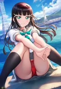 海辺にいる夏服姿の黒澤ダイヤの座りパンチラ