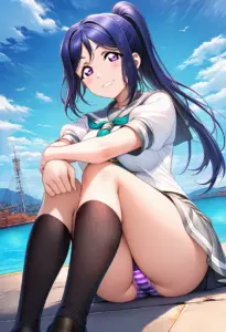 海辺にいる夏服姿の松浦果南の座りパンチラ