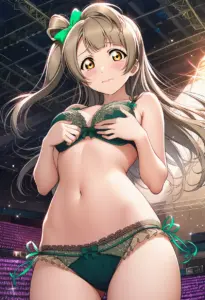ステージで下着を露出させられる南ことり