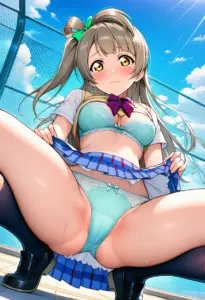屋上で下着を露出させられる夏服姿の南ことり