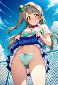 屋上で下着を露出させられる夏服姿の南ことり