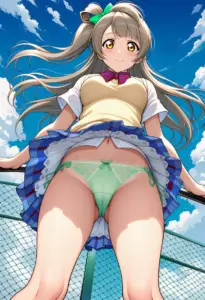 屋上にいる夏服姿の南ことりのパンチラ