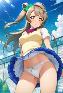 屋上にいる夏服姿の南ことりのパンチラ