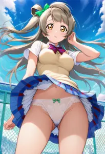 屋上にいる夏服姿の南ことりのパンチラ