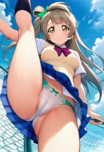 屋上にいる夏服姿の南ことりのパンチラ