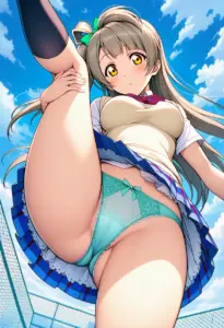 屋上にいる夏服姿の南ことりのパンチラ