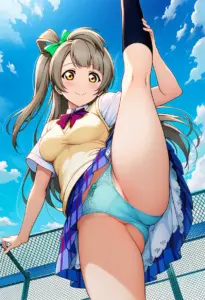 屋上にいる夏服姿の南ことりのパンチラ