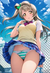 屋上にいる夏服姿の南ことりのパンチラ