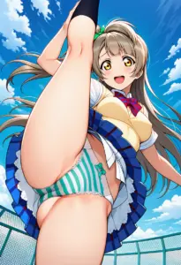 屋上にいる夏服姿の南ことりのパンチラ