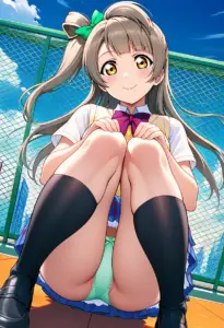 屋上にいる夏服姿の南ことりの座りパンチラ