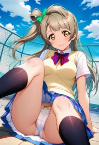 屋上にいる夏服姿の南ことりの座りパンチラ