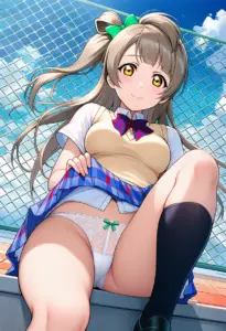 屋上にいる夏服姿の南ことりの座りパンチラ