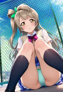屋上にいる夏服姿の南ことりの座りパンチラ