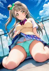 屋上にいる夏服姿の南ことりの座りパンチラ