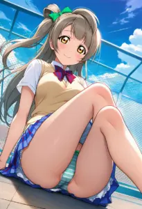 屋上にいる夏服姿の南ことりの座りパンチラ