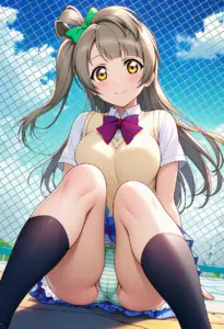 屋上にいる夏服姿の南ことりの座りパンチラ