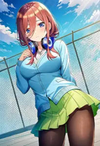 屋上にいる夏服姿の中野三玖