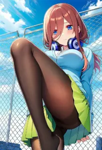 屋上にいる夏服姿の中野三玖