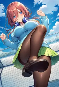 屋上にいる夏服姿の中野三玖