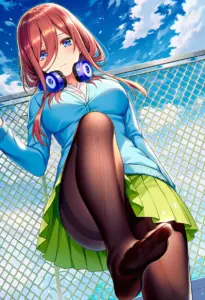 屋上にいる夏服姿の中野三玖