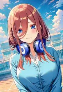 屋上にいる夏服姿の中野三玖、バストアップ